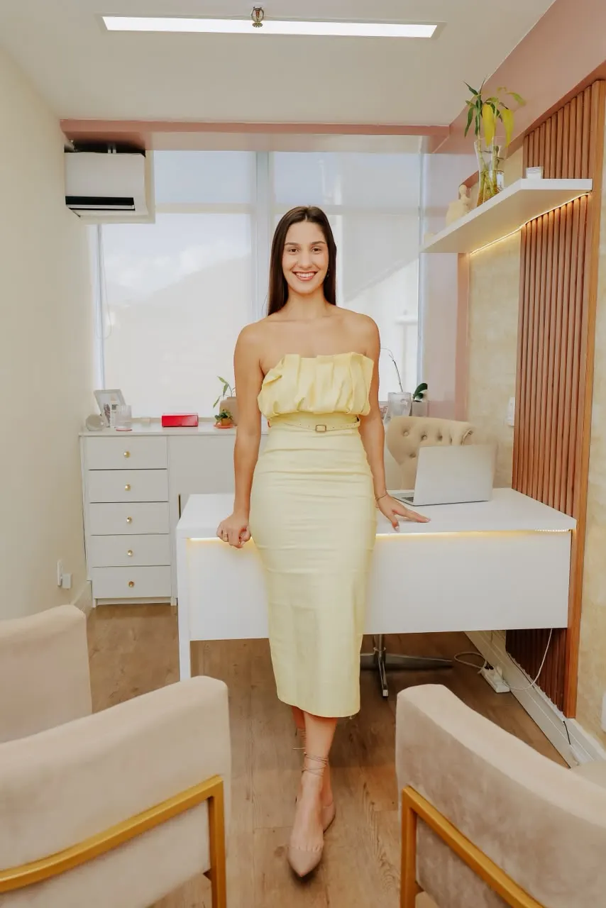 Marcella Menezes em pé no consultório em Petrópolis