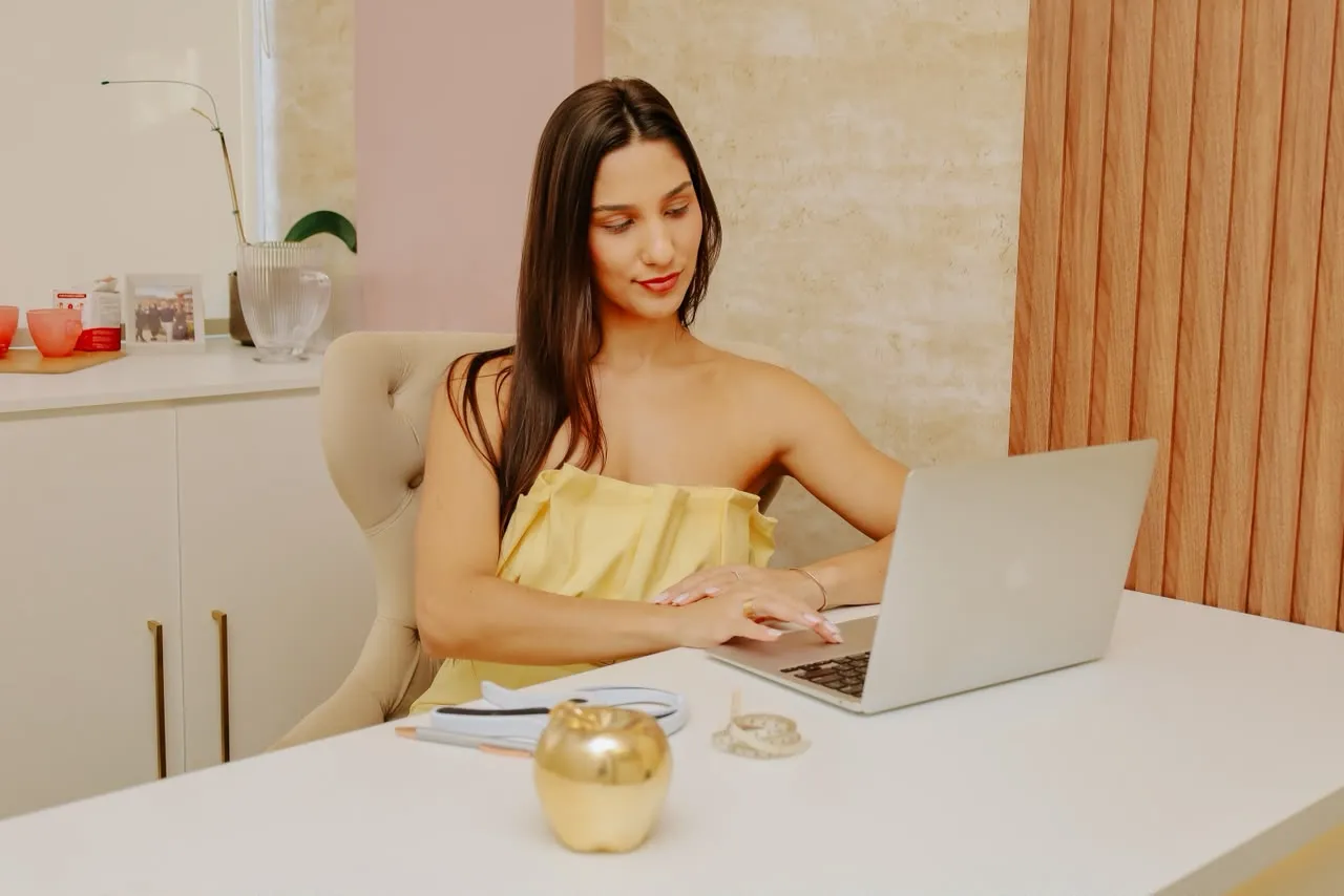 Marcella Menezes, nutricionista, sentada à mesa do consultório